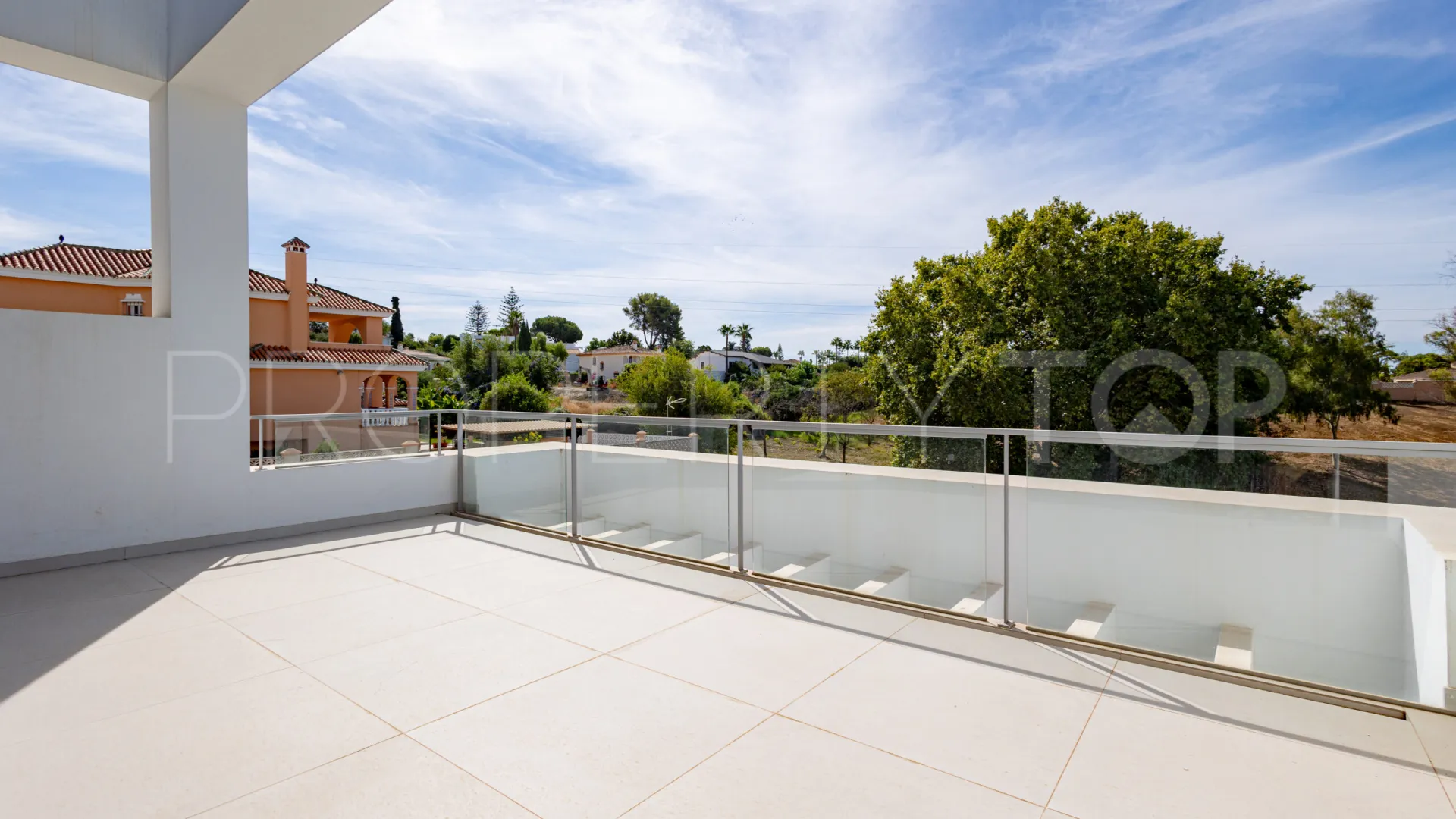 Comprar villa pareada de 3 dormitorios en Guadalmina Alta