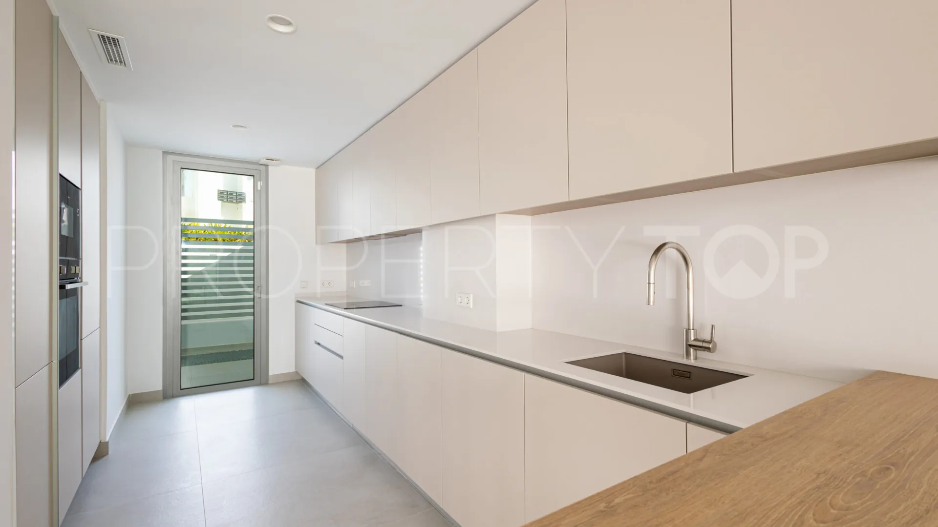 Comprar villa pareada de 3 dormitorios en Guadalmina Alta
