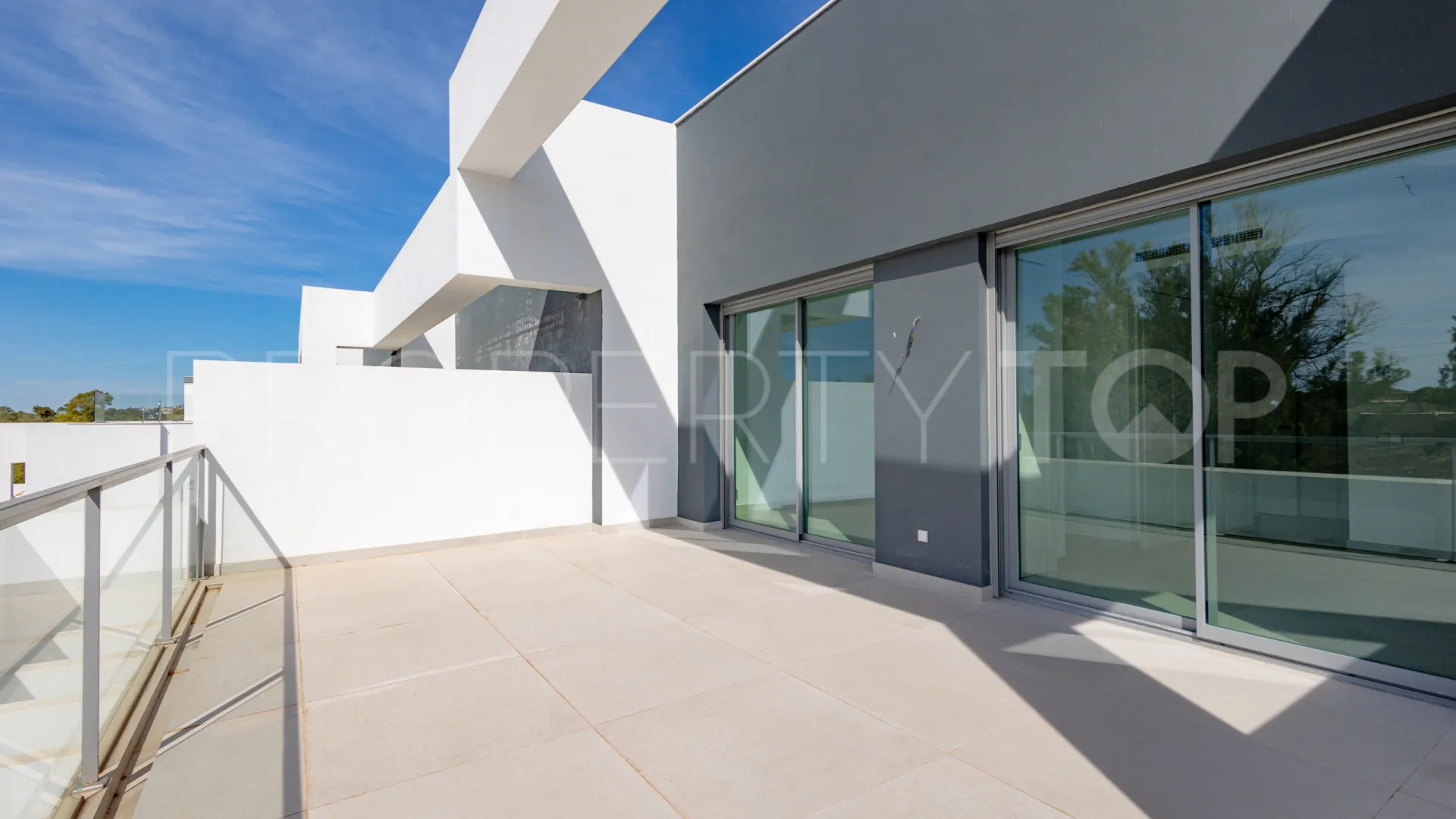 Comprar villa pareada de 3 dormitorios en Guadalmina Alta