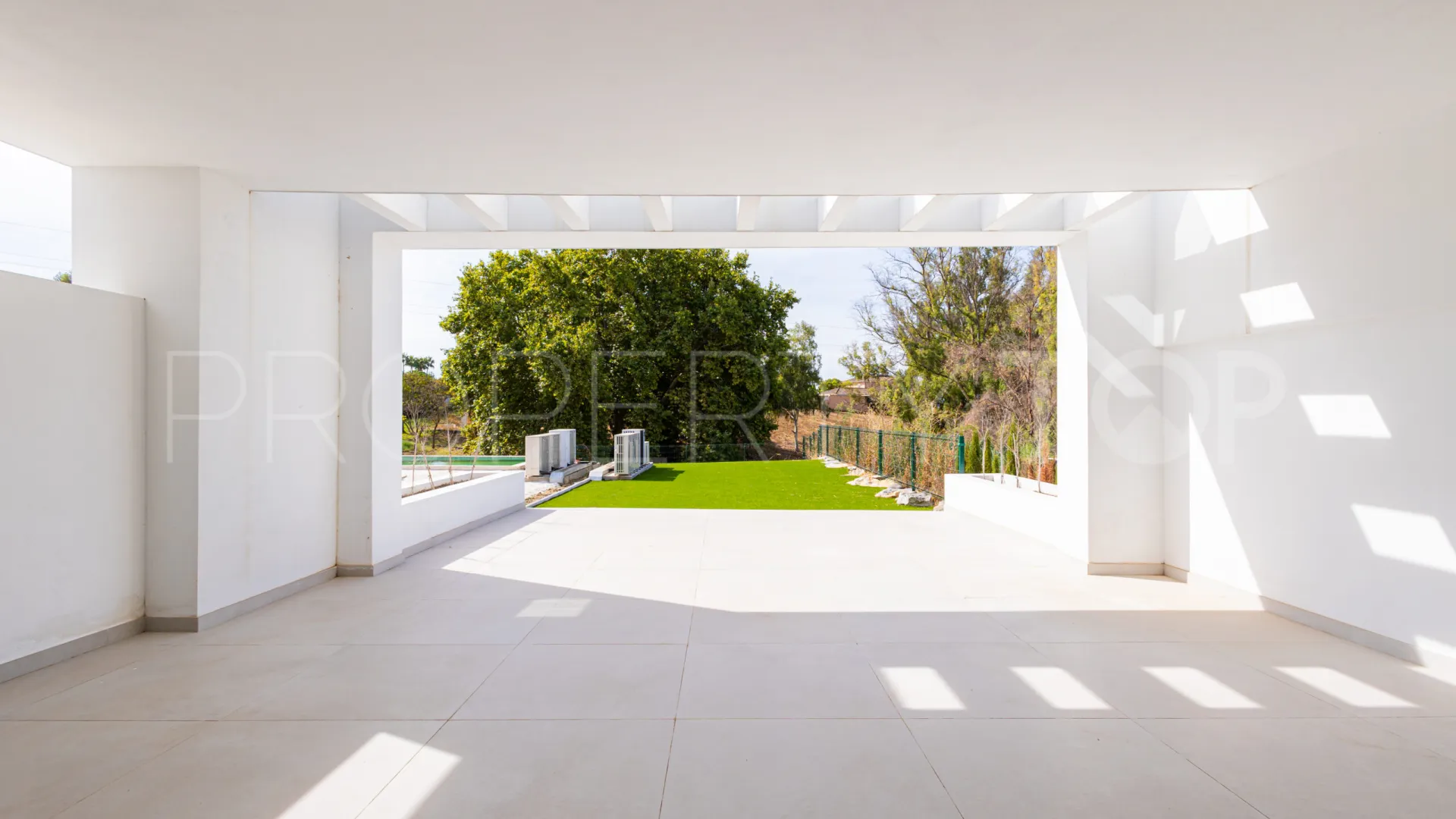 Comprar villa pareada de 3 dormitorios en Guadalmina Alta