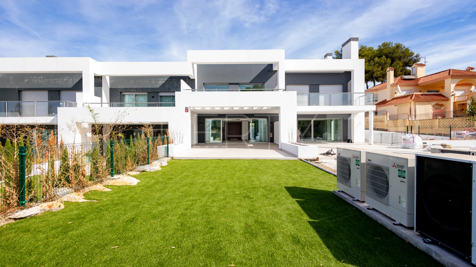 Comprar villa pareada de 3 dormitorios en Guadalmina Alta