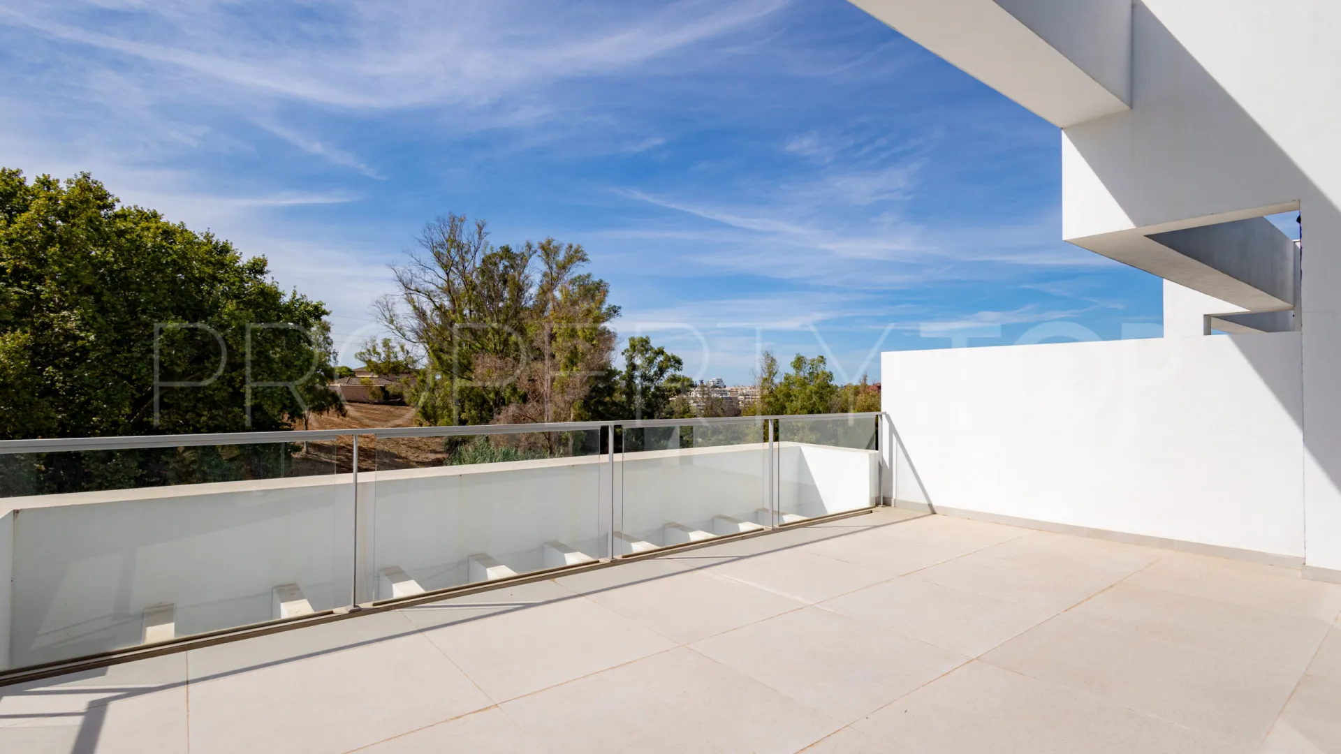 Comprar villa pareada de 3 dormitorios en Guadalmina Alta