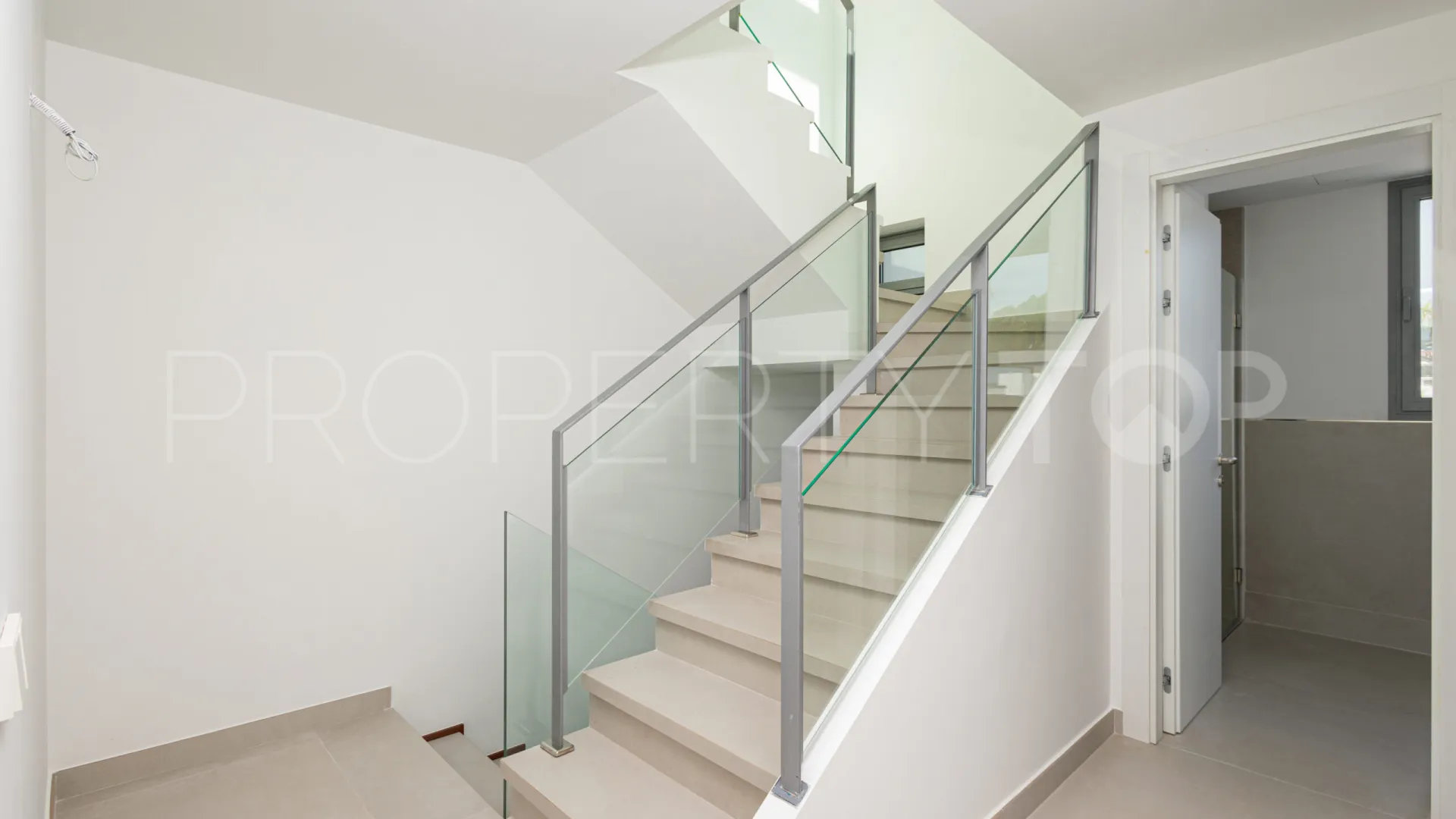 Comprar villa pareada de 3 dormitorios en Guadalmina Alta