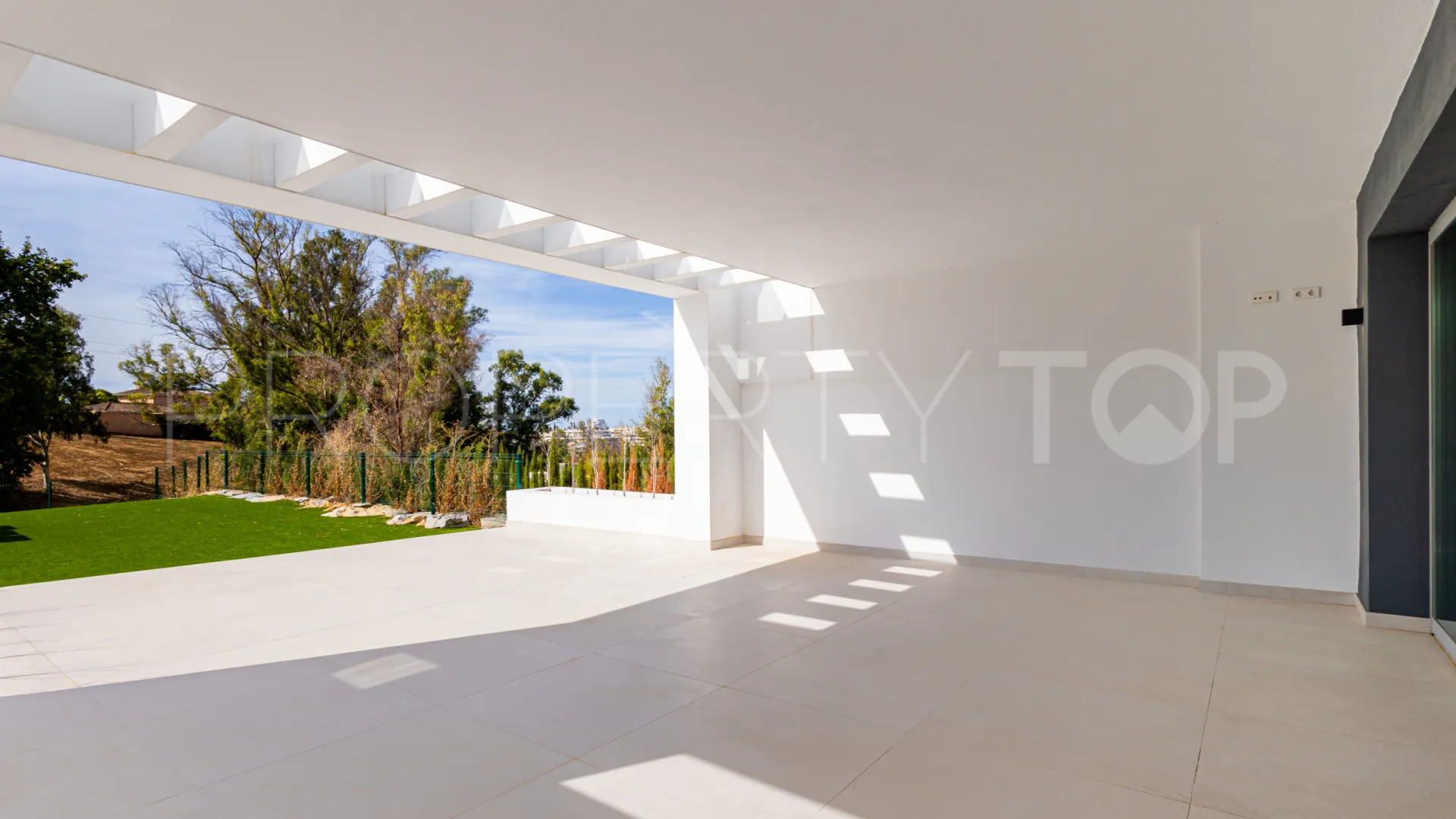Comprar villa pareada de 3 dormitorios en Guadalmina Alta