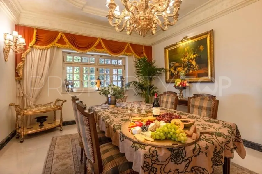 Se vende villa de 10 dormitorios en Guadalpin Banus