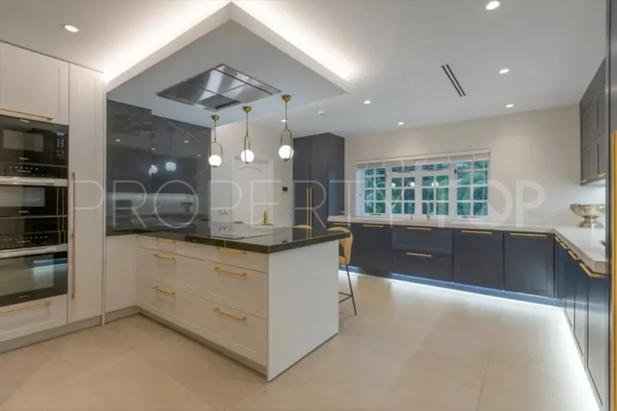 Se vende villa de 10 dormitorios en Guadalpin Banus