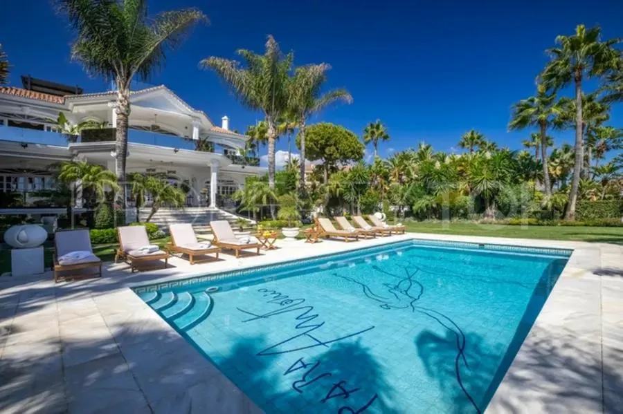 Se vende villa de 10 dormitorios en Guadalpin Banus