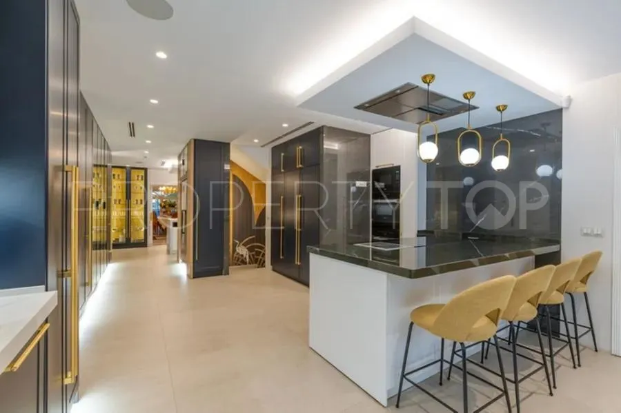 Se vende villa de 10 dormitorios en Guadalpin Banus