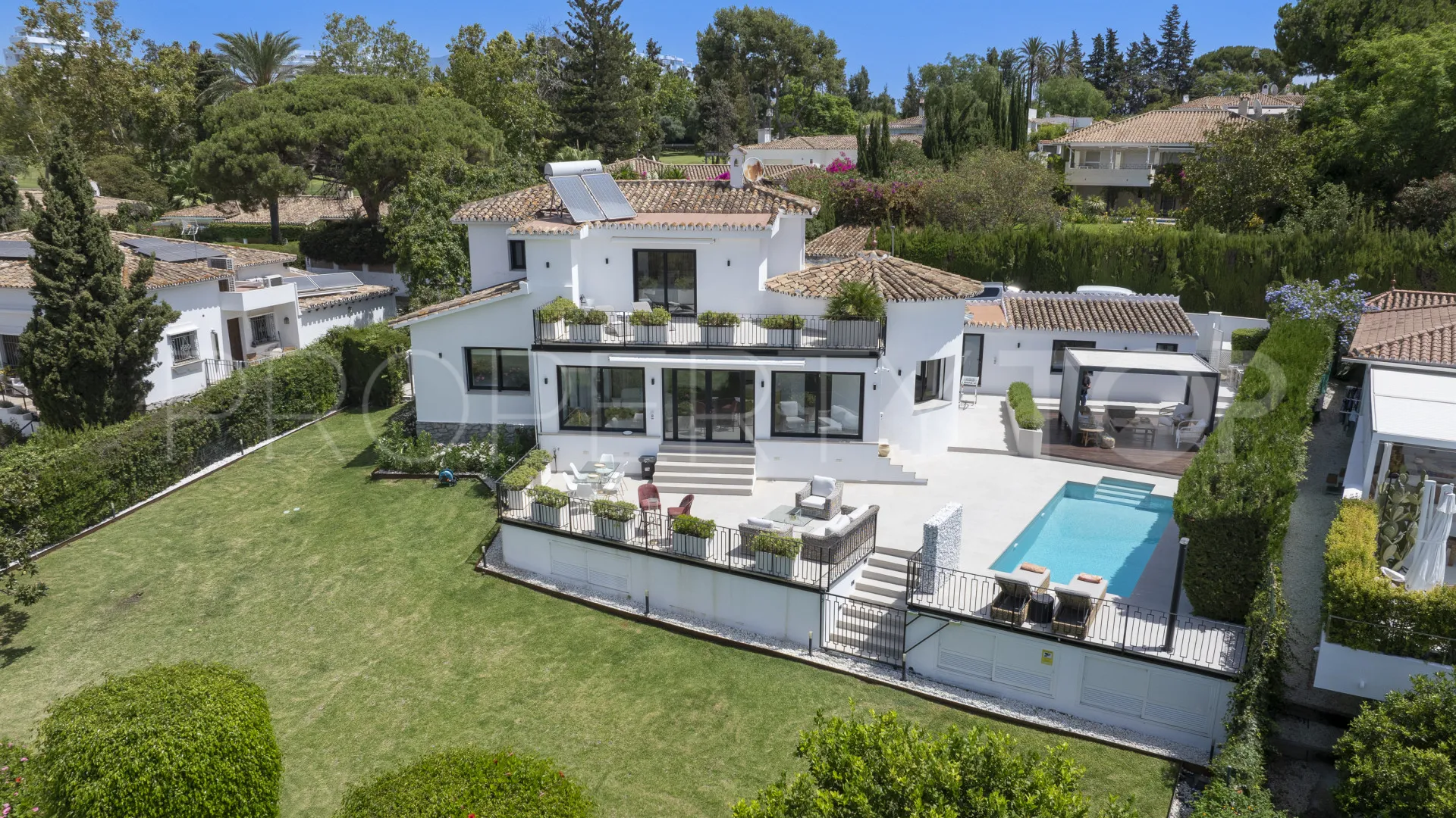 For sale villa with 4 bedrooms in Guadalmina Alta