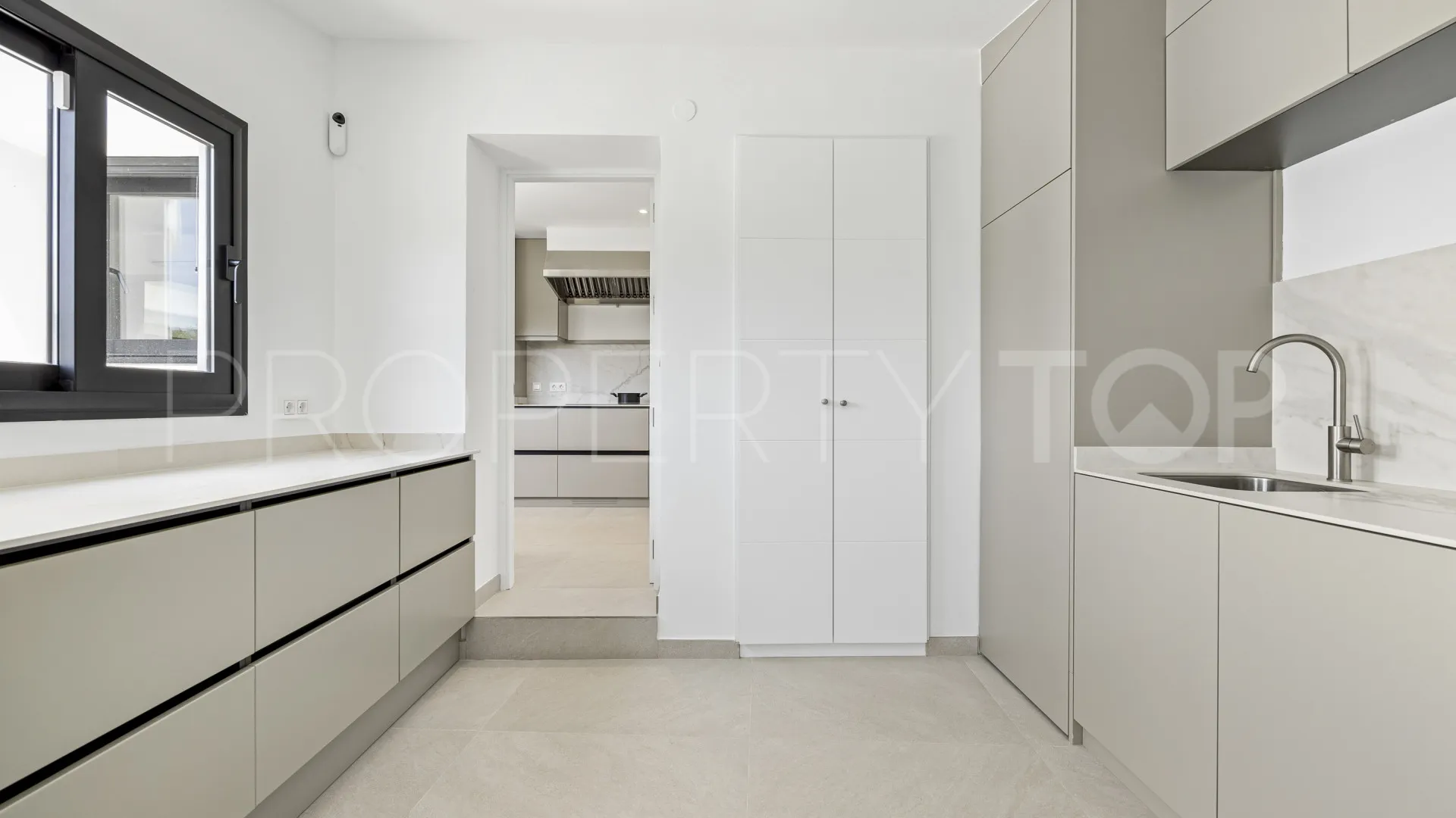 For sale villa with 4 bedrooms in Guadalmina Alta