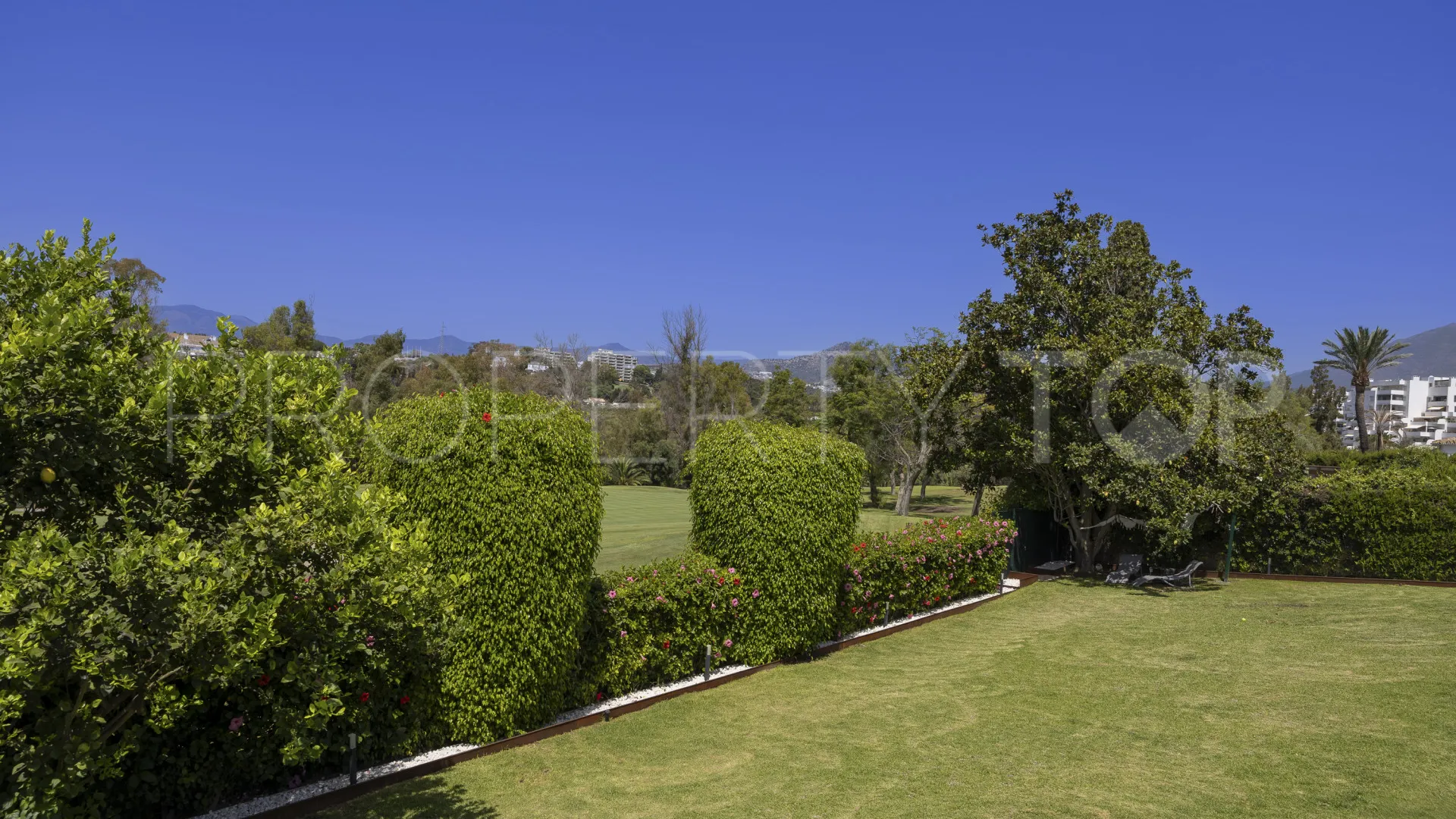 For sale villa with 4 bedrooms in Guadalmina Alta