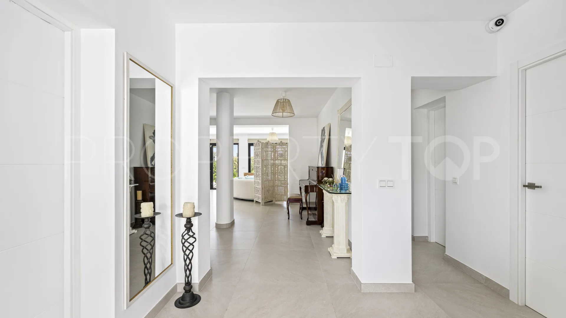 For sale villa with 4 bedrooms in Guadalmina Alta