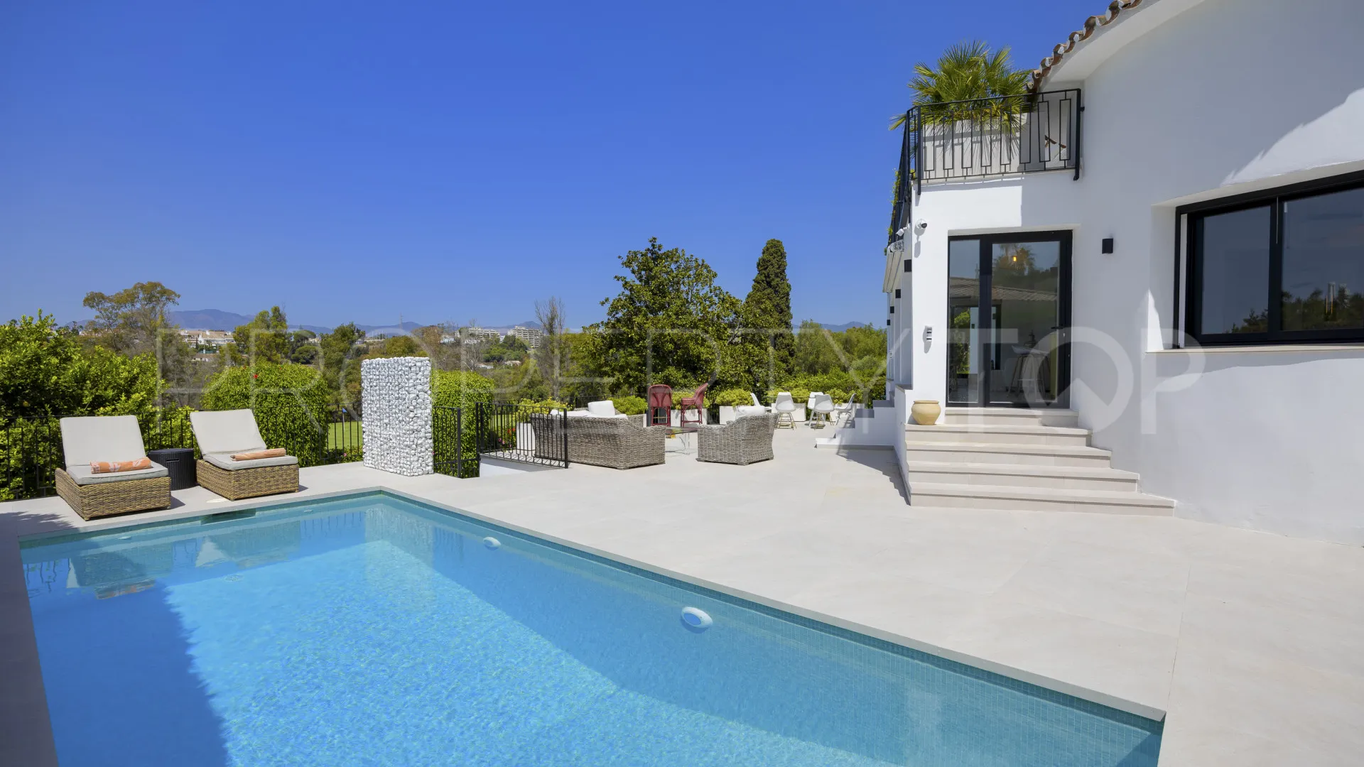 For sale villa with 4 bedrooms in Guadalmina Alta