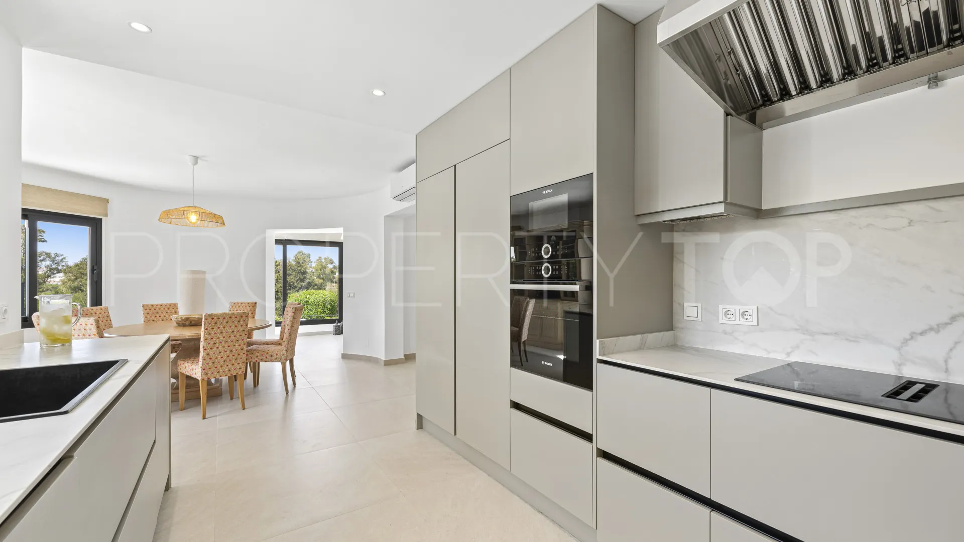 For sale villa with 4 bedrooms in Guadalmina Alta