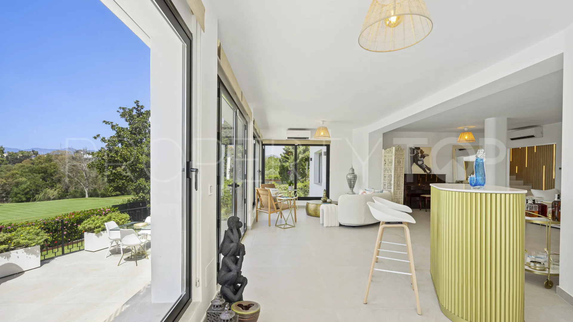 For sale villa with 4 bedrooms in Guadalmina Alta