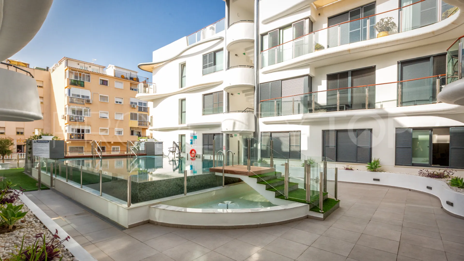 Comprar atico duplex de 2 dormitorios en Estepona Casco Antiguo