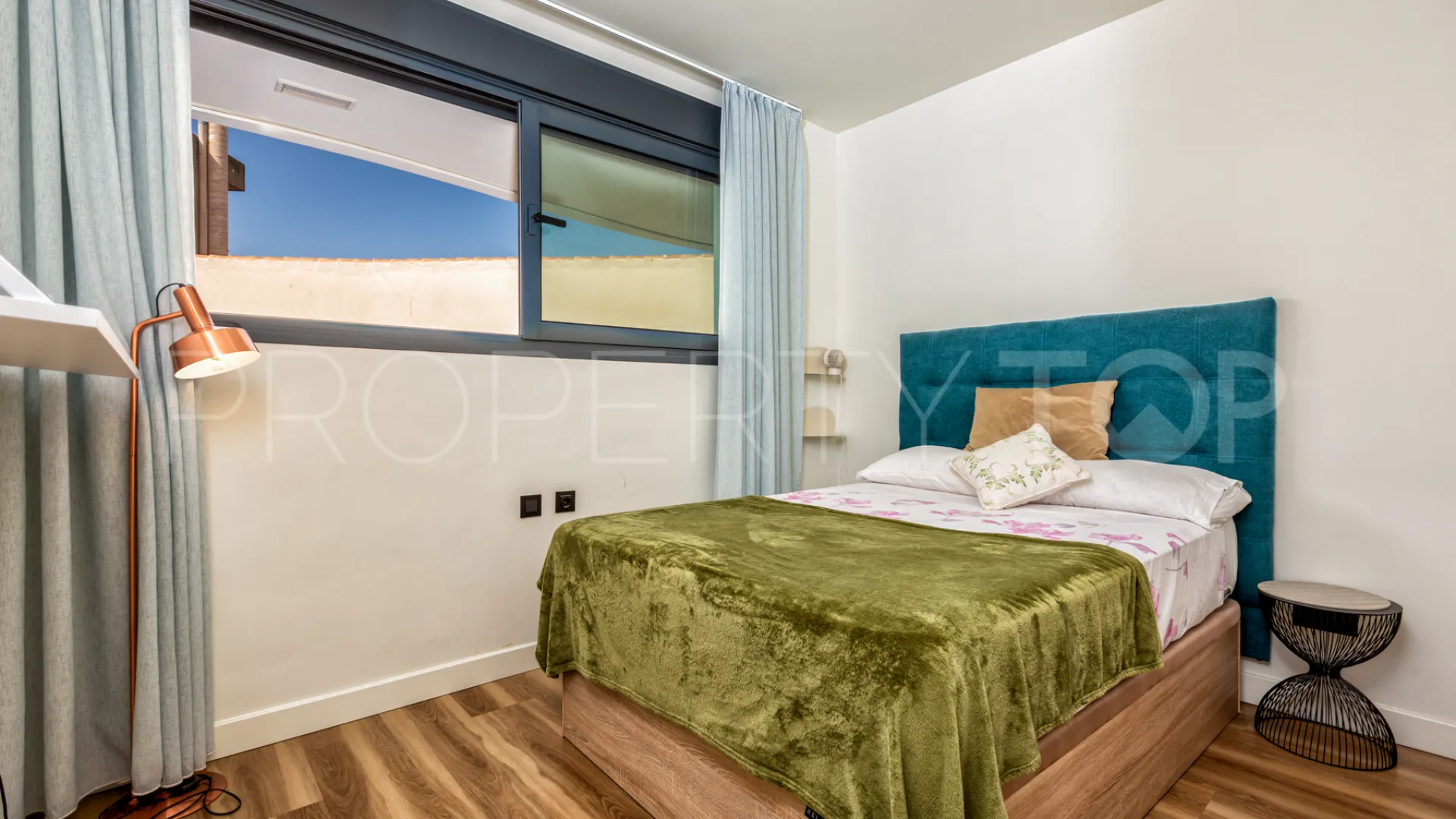 Comprar atico duplex de 2 dormitorios en Estepona Casco Antiguo
