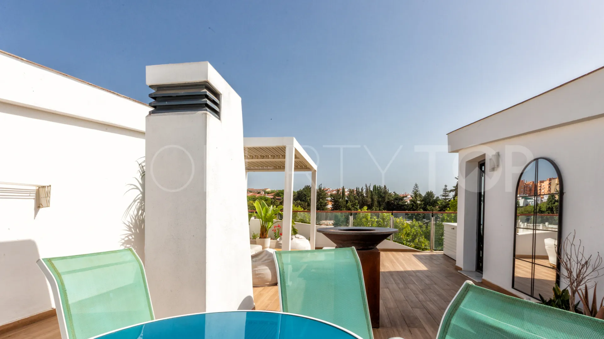 Comprar atico duplex de 2 dormitorios en Estepona Casco Antiguo