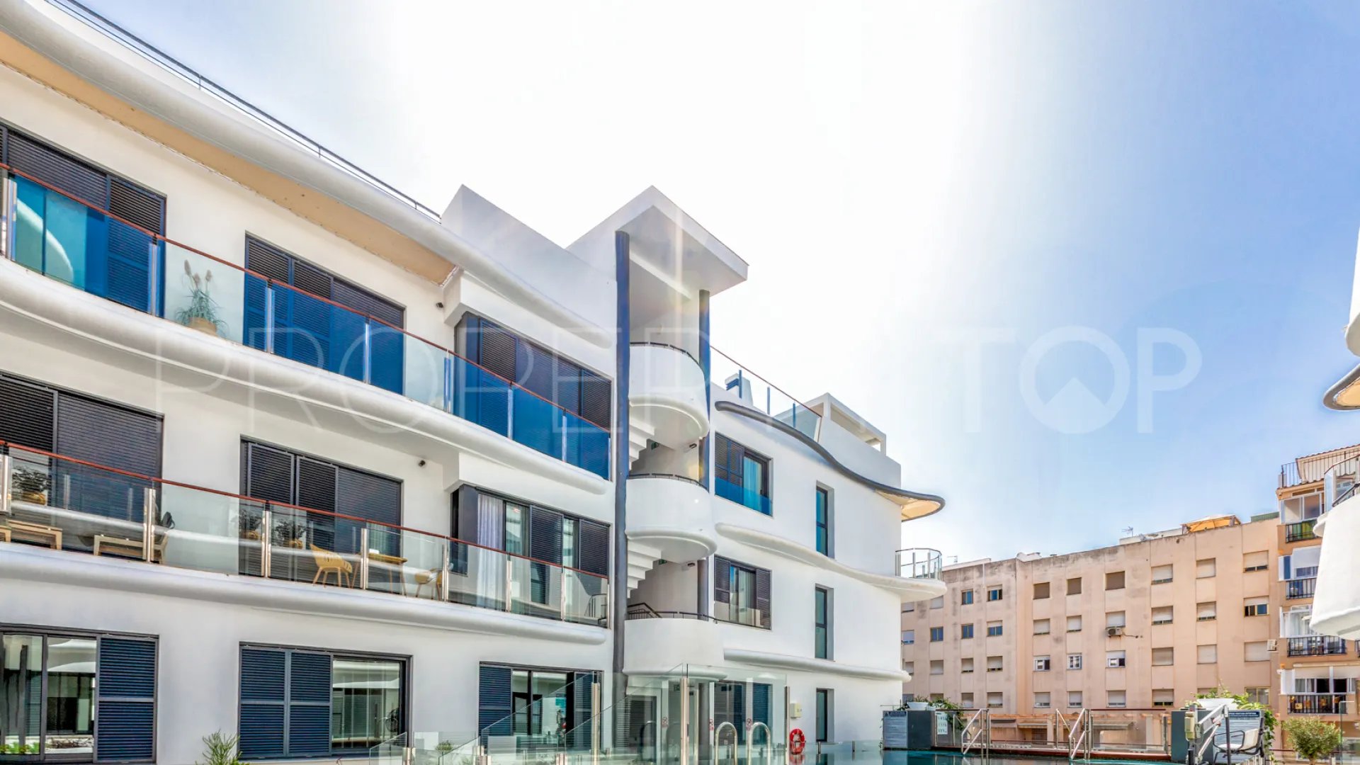 Comprar atico duplex de 2 dormitorios en Estepona Casco Antiguo