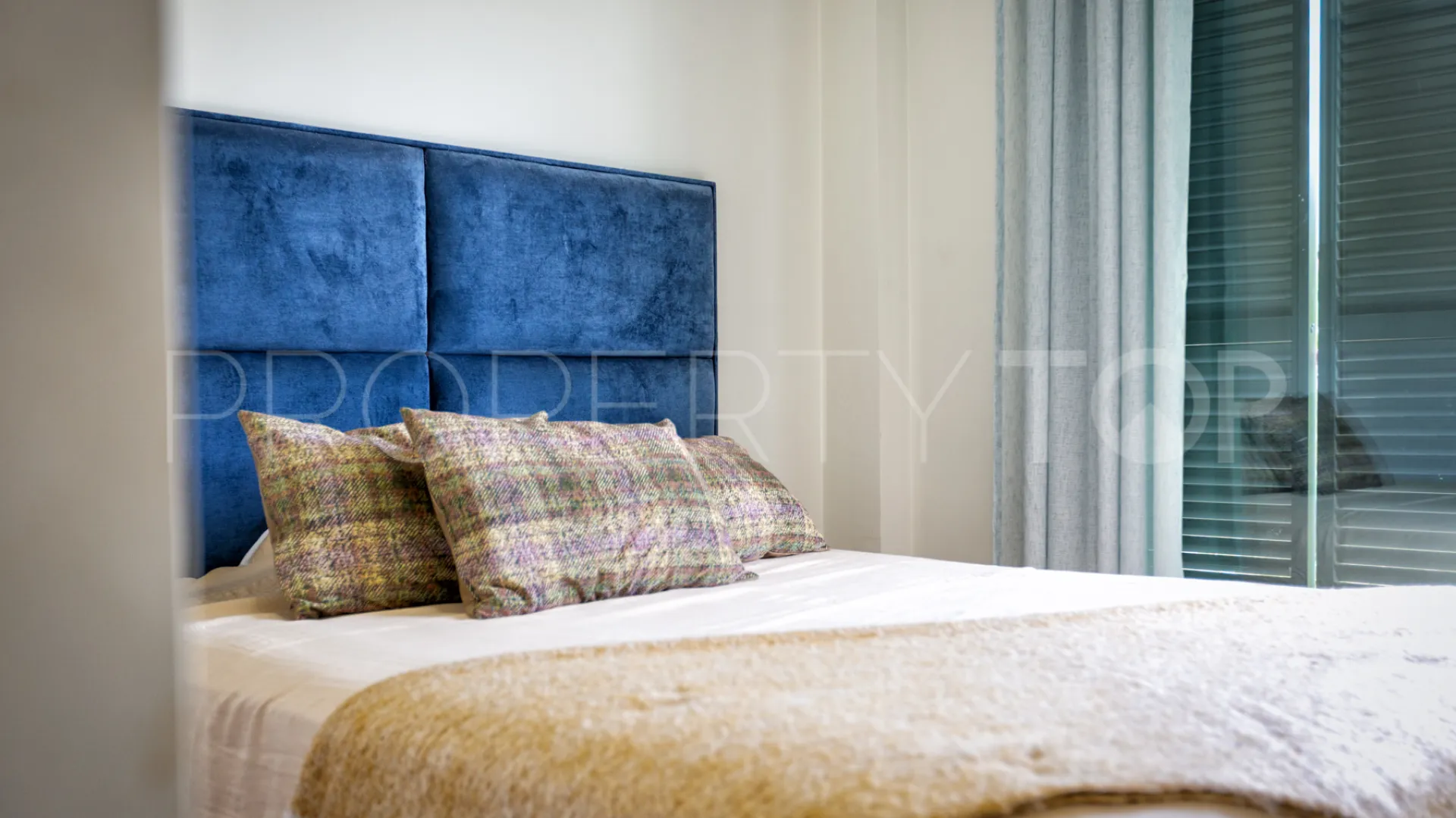 Comprar atico duplex de 2 dormitorios en Estepona Casco Antiguo