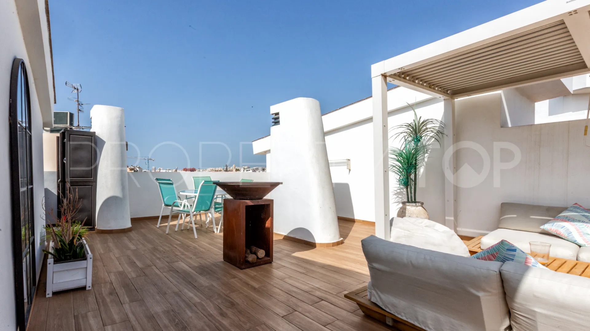 Comprar atico duplex de 2 dormitorios en Estepona Casco Antiguo
