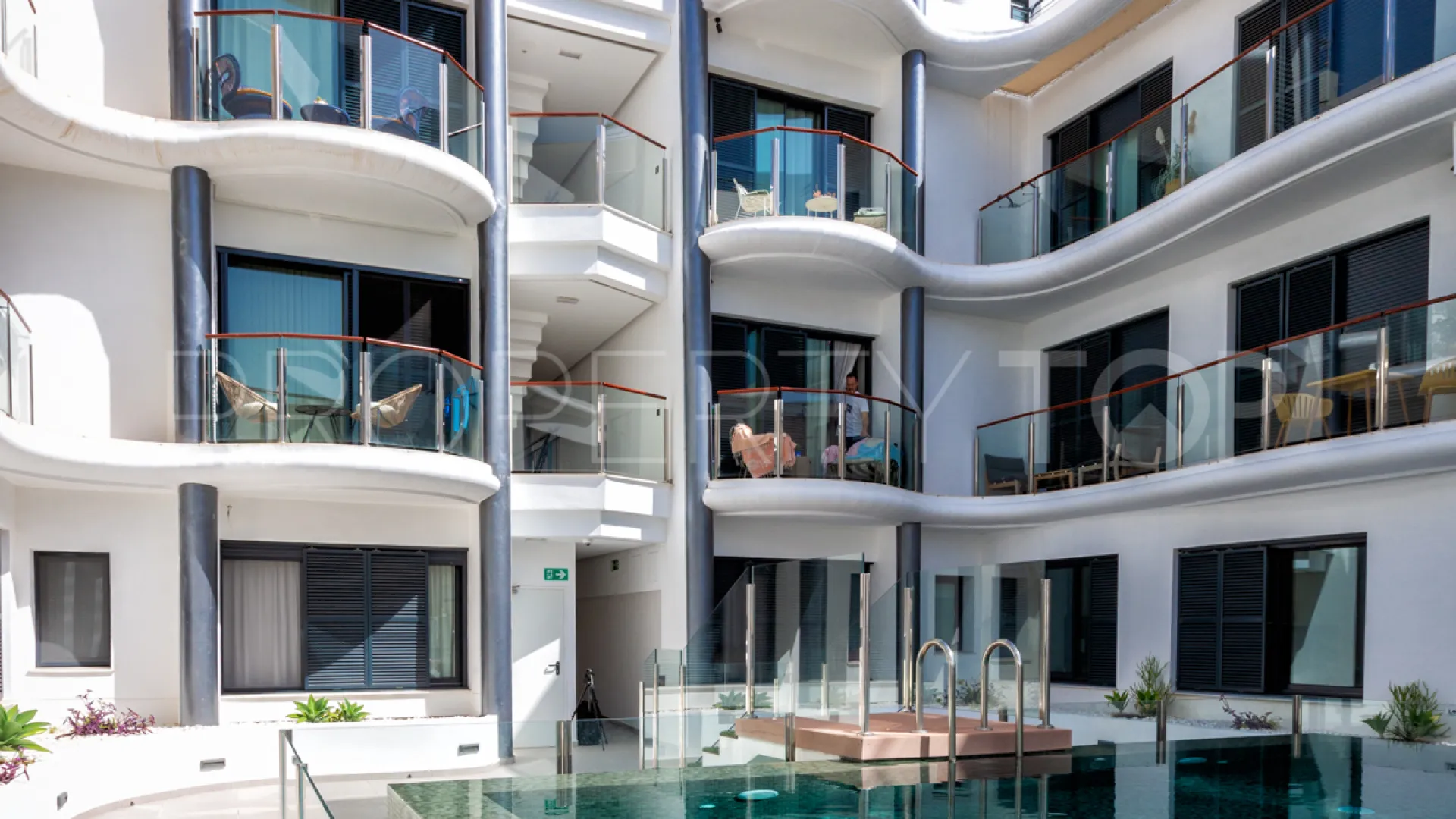Comprar atico duplex de 2 dormitorios en Estepona Casco Antiguo