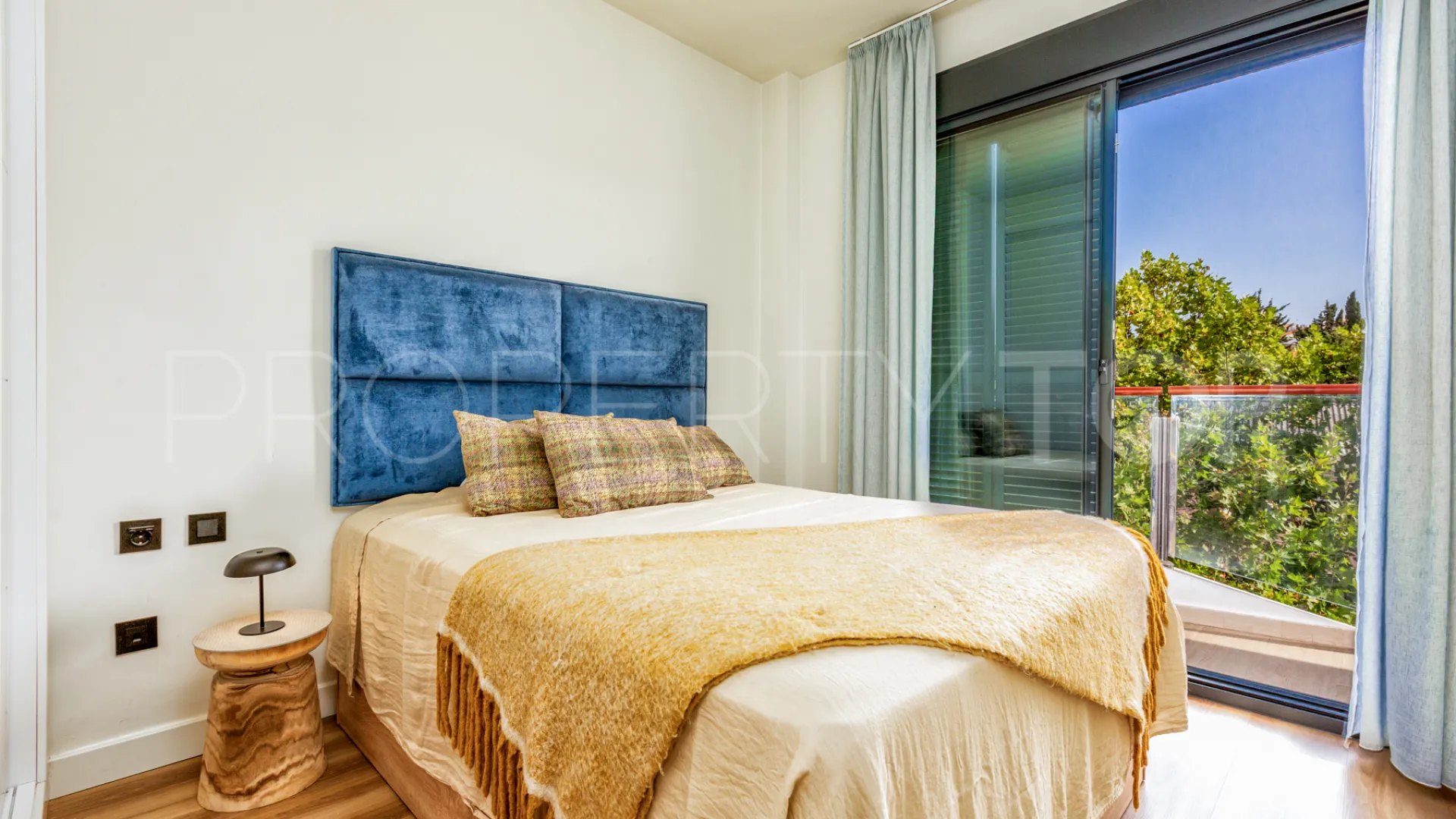 Comprar atico duplex de 2 dormitorios en Estepona Casco Antiguo