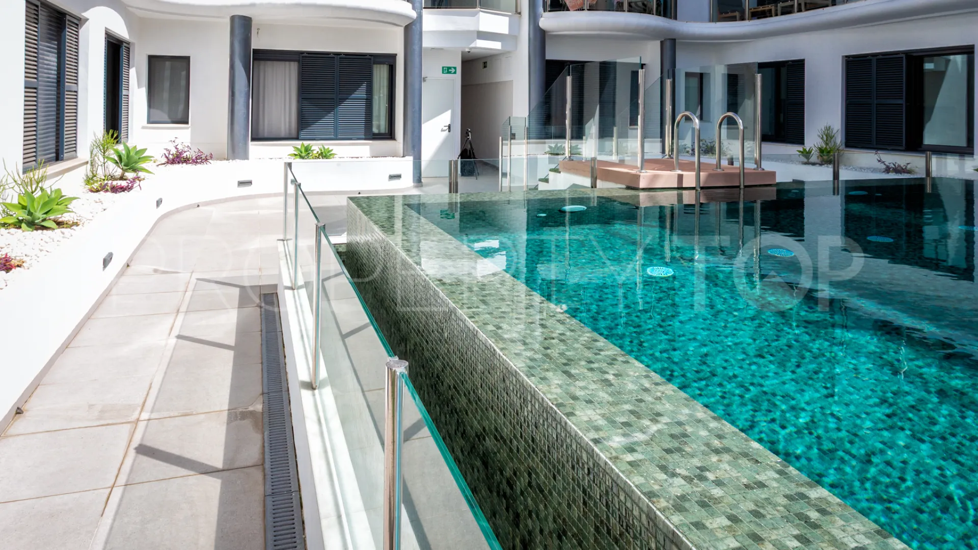 Comprar atico duplex de 2 dormitorios en Estepona Casco Antiguo