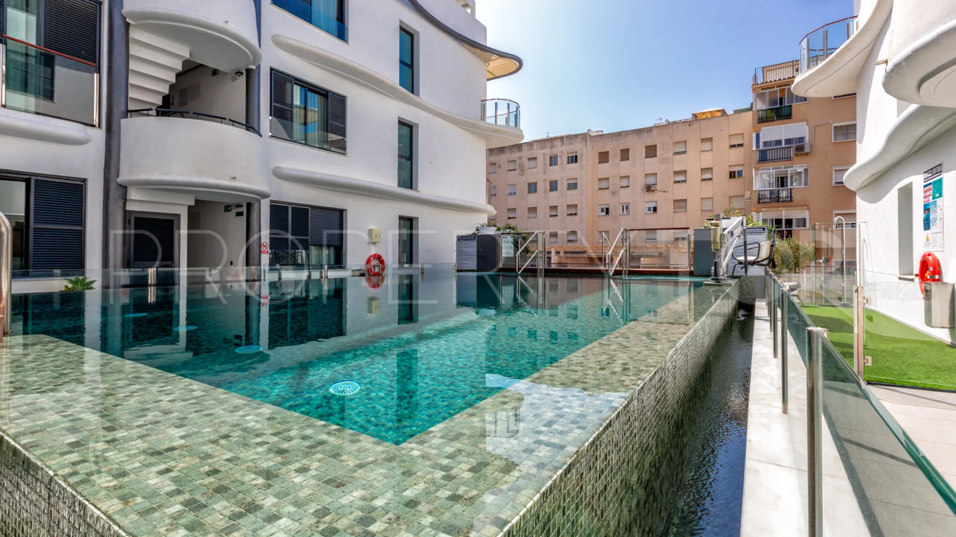 Comprar atico duplex de 2 dormitorios en Estepona Casco Antiguo