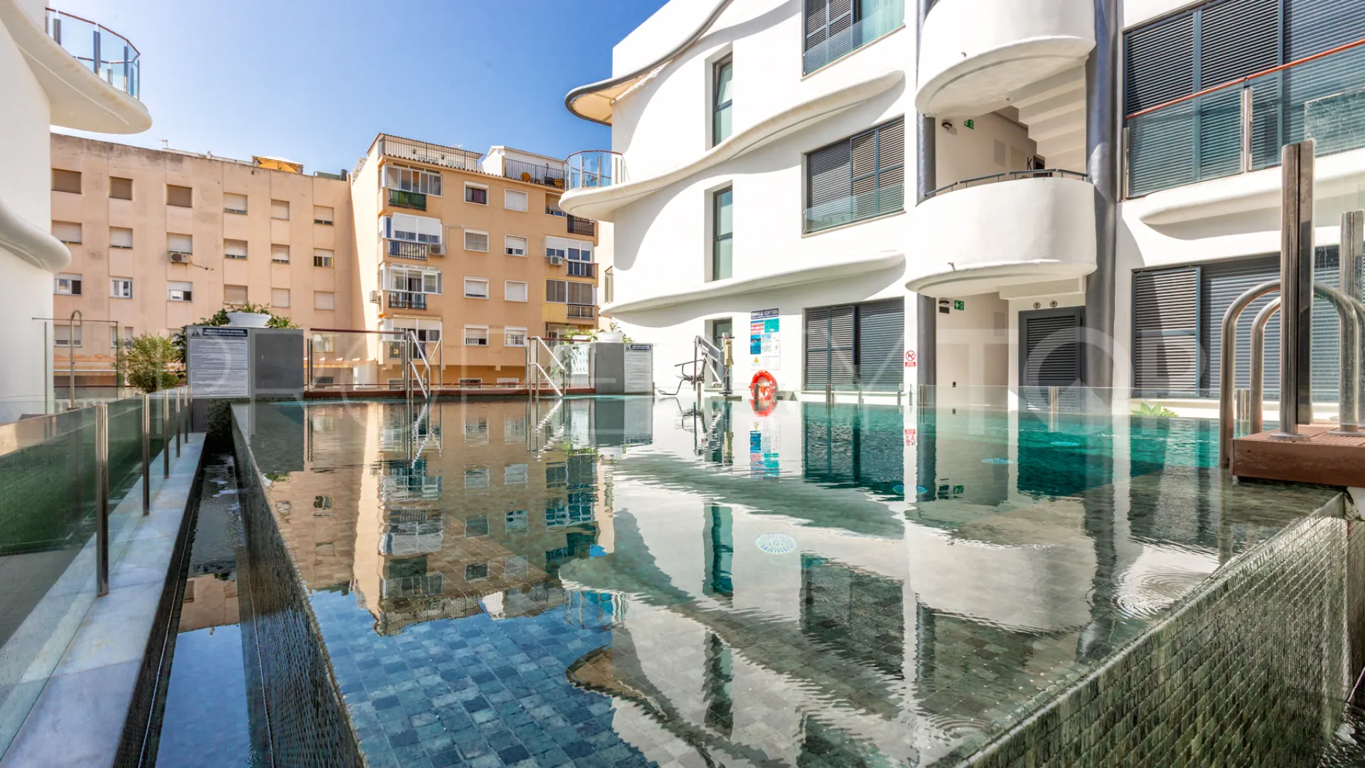 Comprar atico duplex de 2 dormitorios en Estepona Casco Antiguo