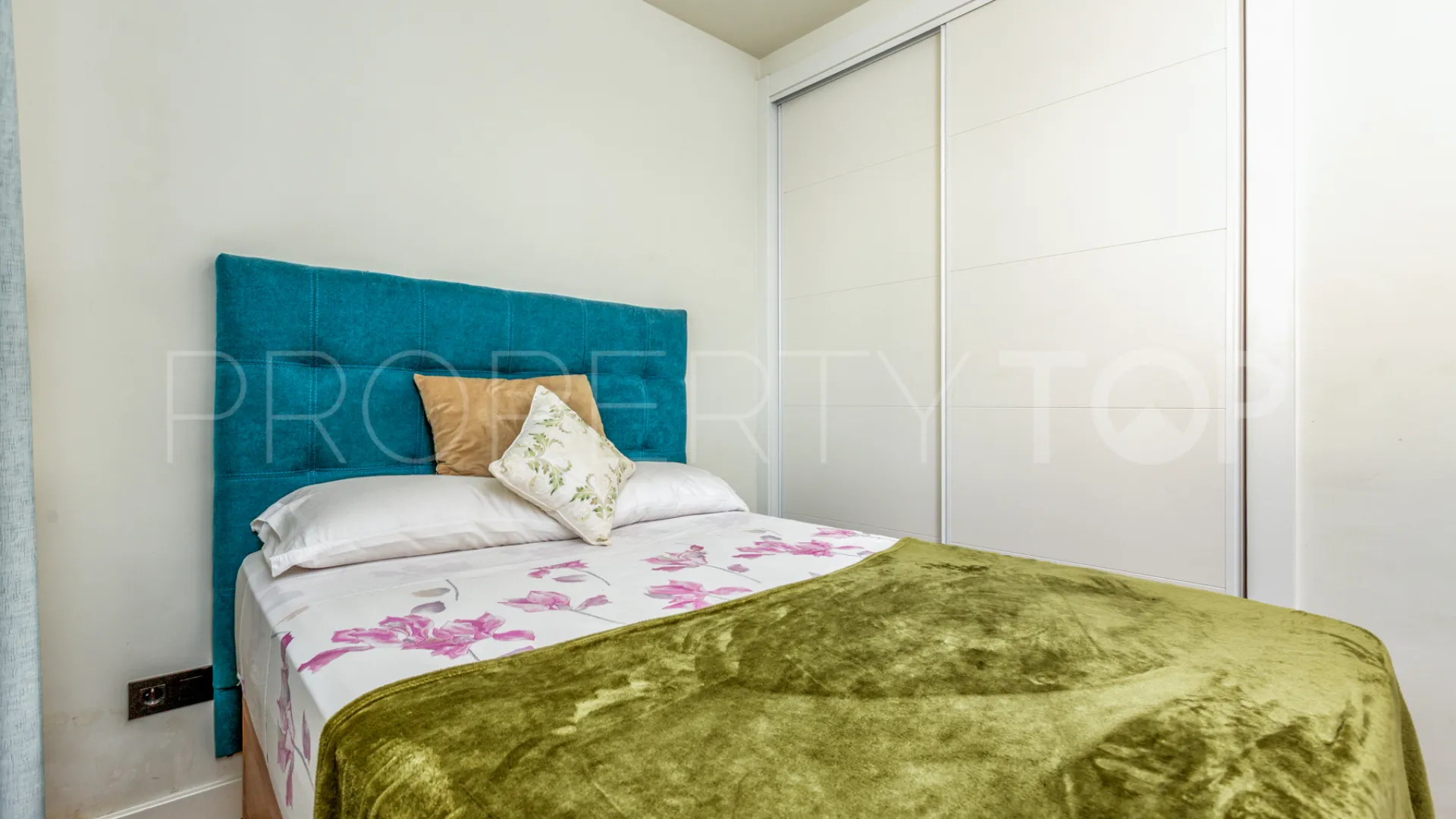 Comprar atico duplex de 2 dormitorios en Estepona Casco Antiguo