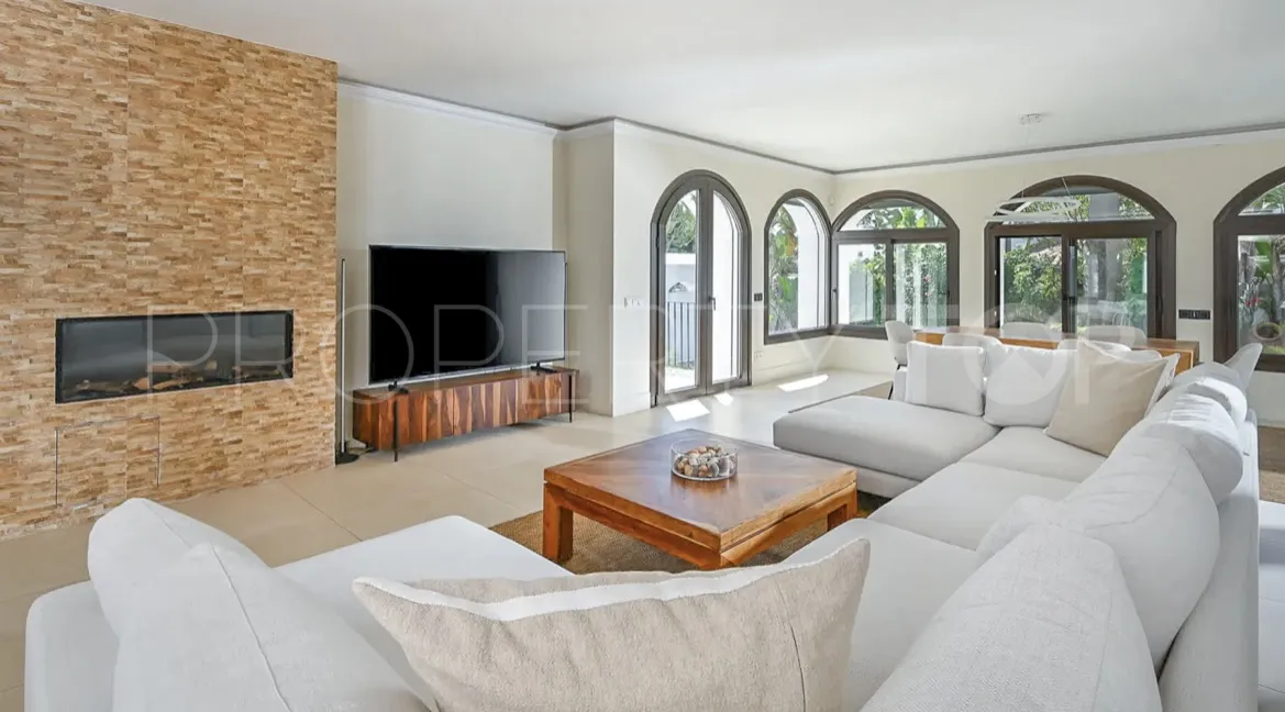 Villa en venta de 6 dormitorios en Marbesa