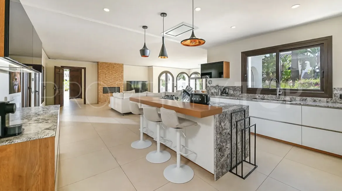 Villa en venta de 6 dormitorios en Marbesa
