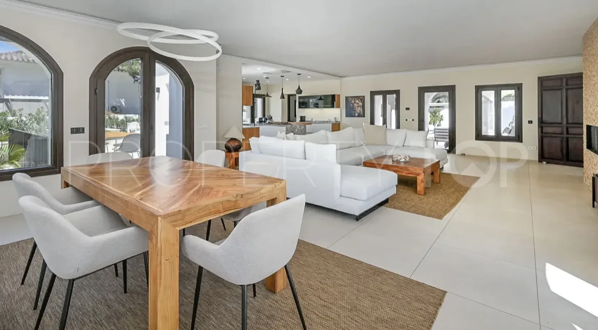 Villa en venta de 6 dormitorios en Marbesa