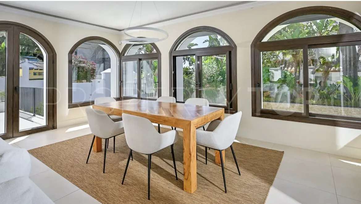 Villa en venta de 6 dormitorios en Marbesa