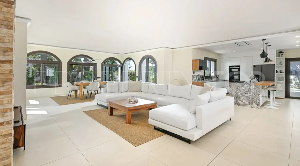 Villa en venta de 6 dormitorios en Marbesa