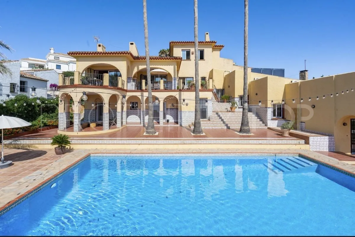 Estepona Oeste, villa de 8 dormitorios en venta