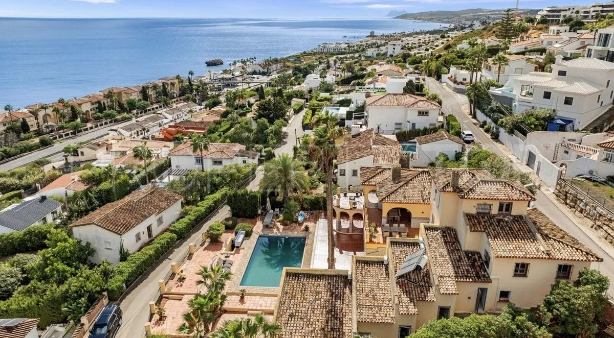 Estepona Oeste, villa de 8 dormitorios en venta