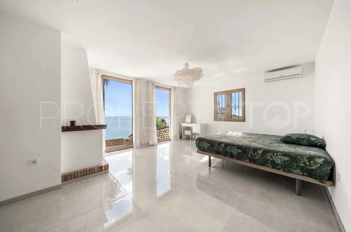Estepona Oeste, villa de 8 dormitorios en venta