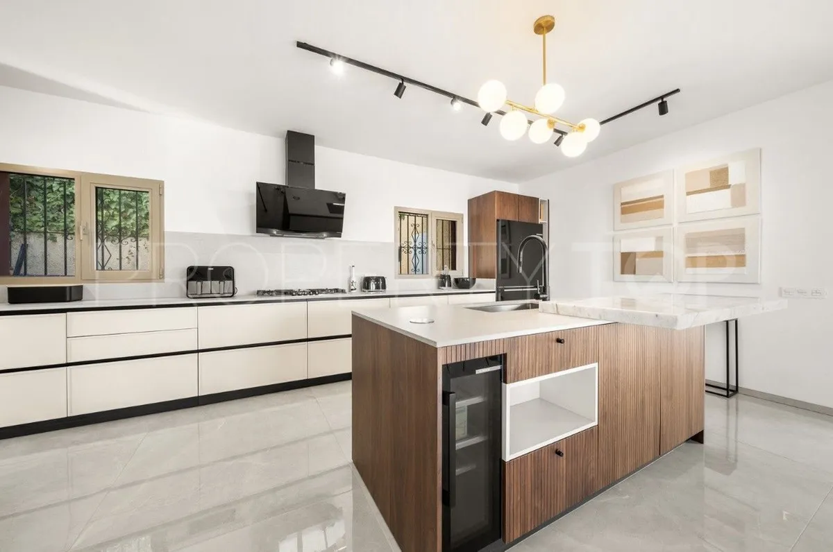 Estepona Oeste, villa de 8 dormitorios en venta