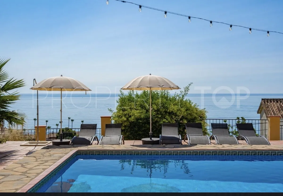 Estepona Oeste, villa de 8 dormitorios en venta