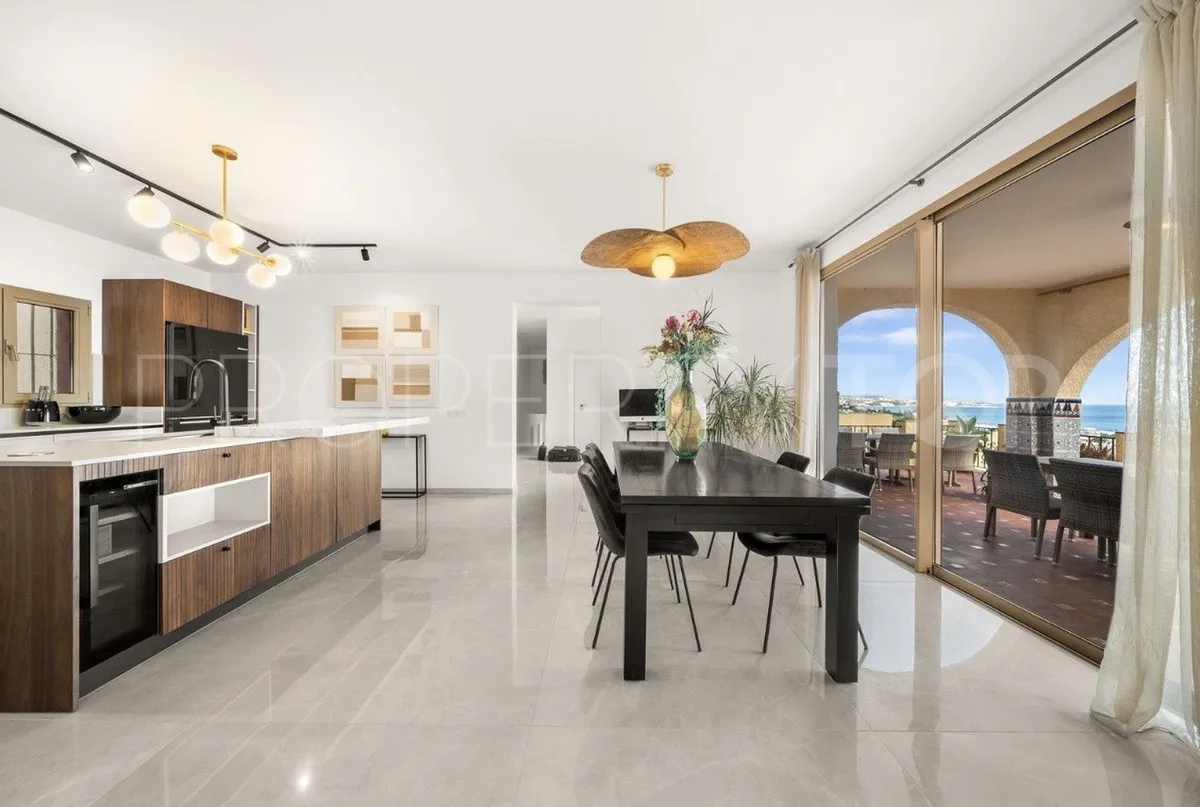 Estepona Oeste, villa de 8 dormitorios en venta