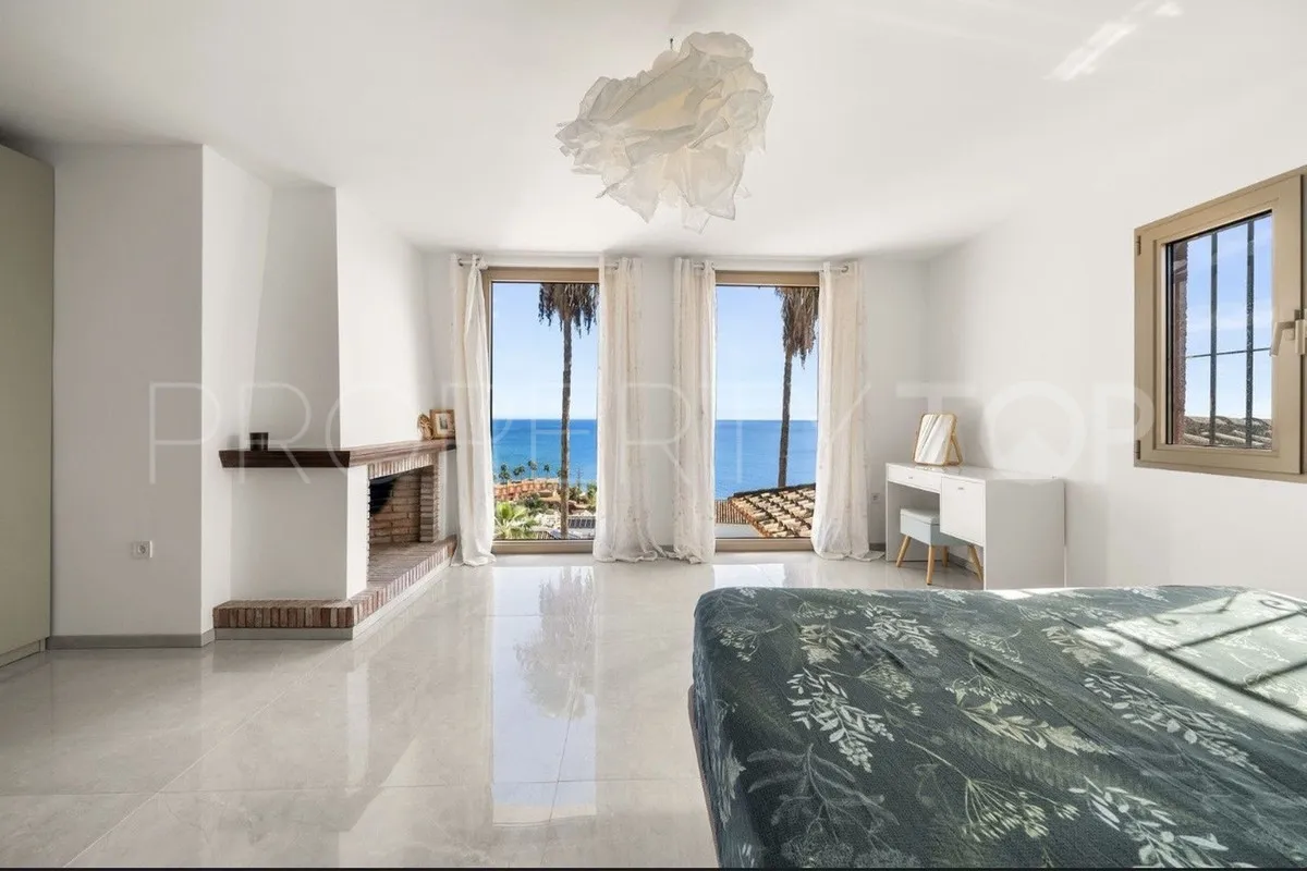 Estepona Oeste, villa de 8 dormitorios en venta