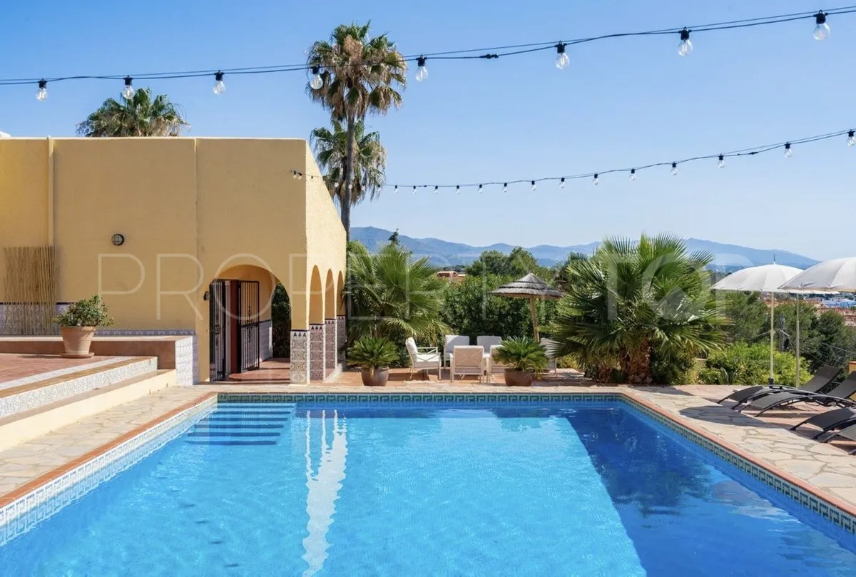 Estepona Oeste, villa de 8 dormitorios en venta