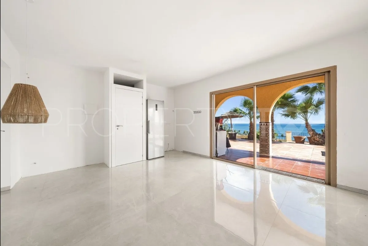 Estepona Oeste, villa de 8 dormitorios en venta