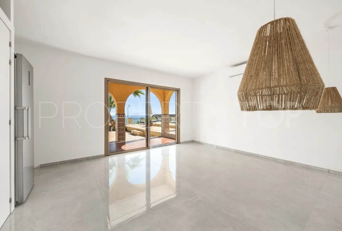 Estepona Oeste, villa de 8 dormitorios en venta