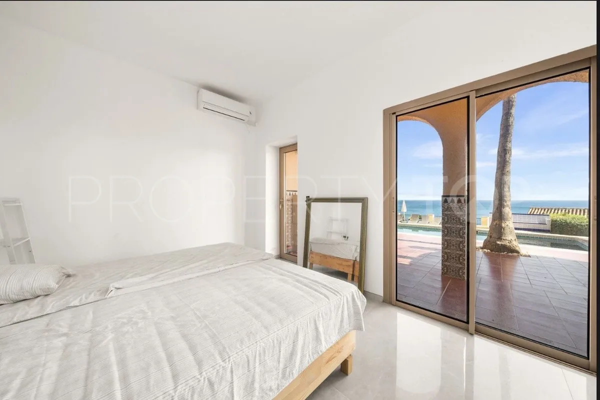 Estepona Oeste, villa de 8 dormitorios en venta