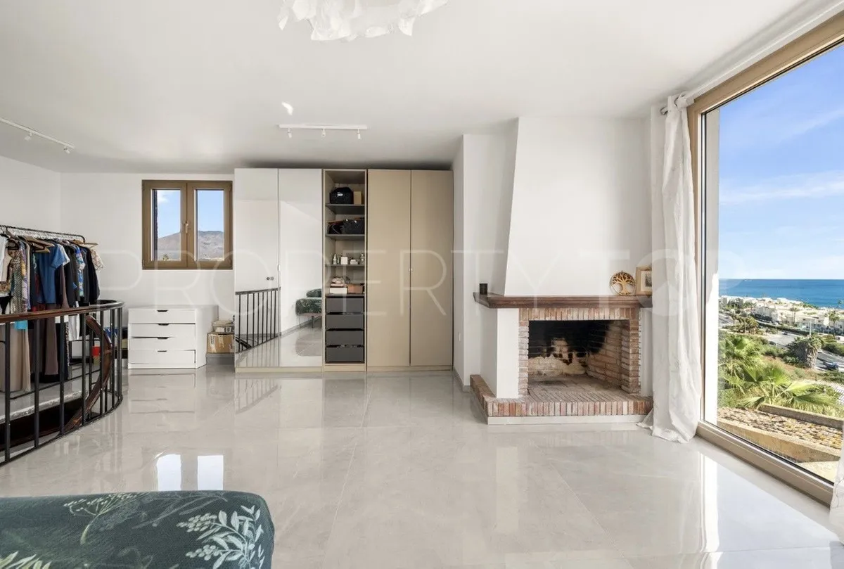 Estepona Oeste, villa de 8 dormitorios en venta