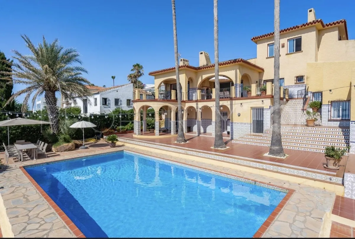 Estepona Oeste, villa de 8 dormitorios en venta