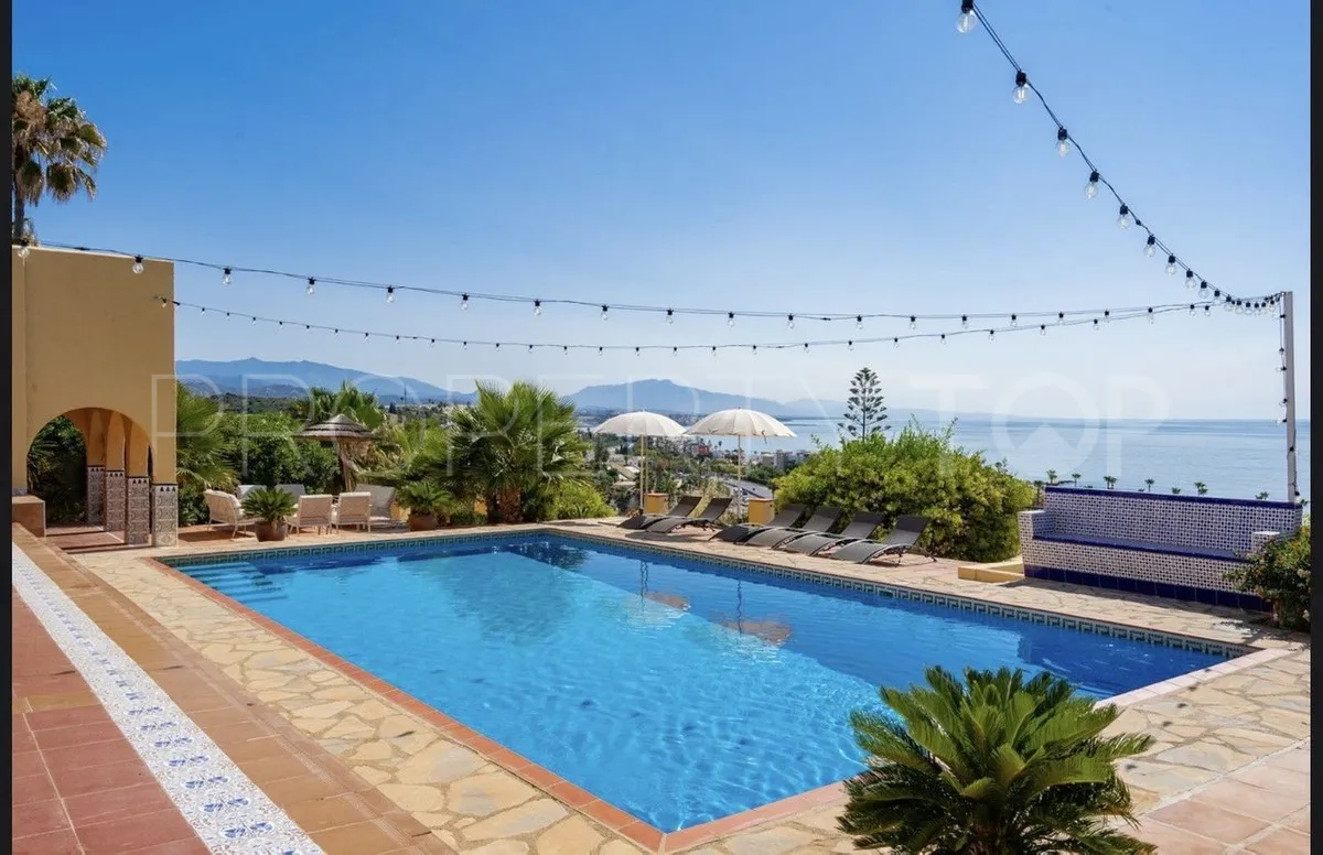 Estepona Oeste, villa de 8 dormitorios en venta